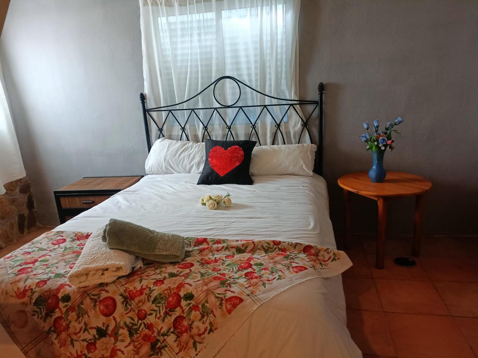 Bedroom With Private Bathroom And Two-Bedroom Family Suite In Quiet Forest Country House 80M2 Large Swimming Pool Music Town Lliria The Garden And Swimmingpool And Garden Are Shared Ruang foto